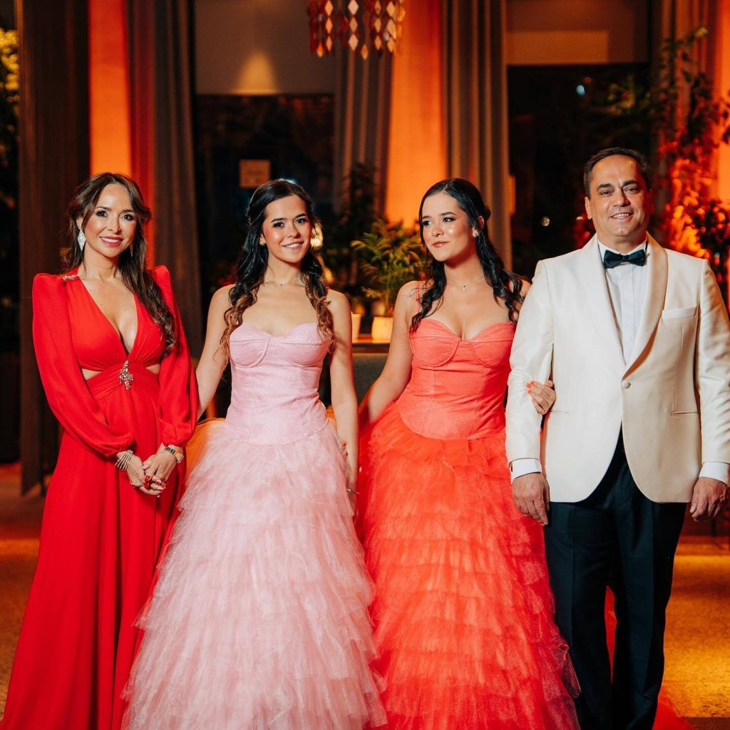 Invitados vestidos de gala en un evento nocturno en La Quinta de Jarama, mostrando la elegancia y el ambiente exclusivo de las celebraciones en la finca