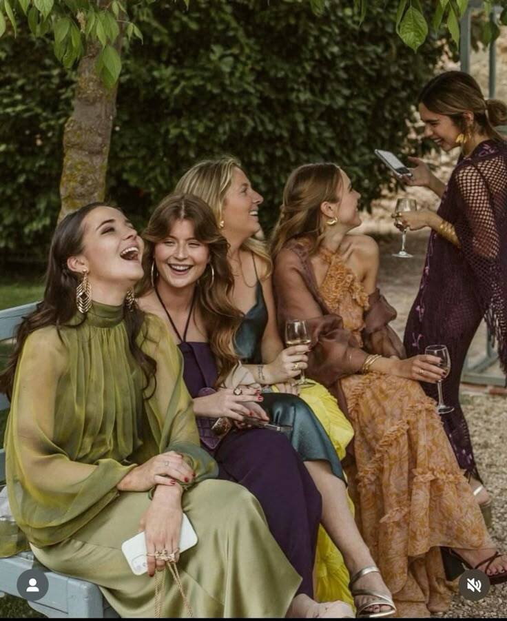 Invitados de boda muy sonrientes