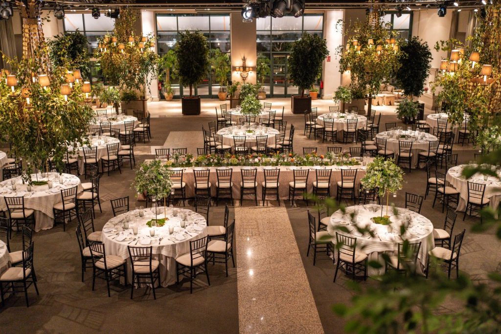Vista aérea de un gran salón de bodas con mesas redondas dispuestas para un banquete en La Quinta de Jarama