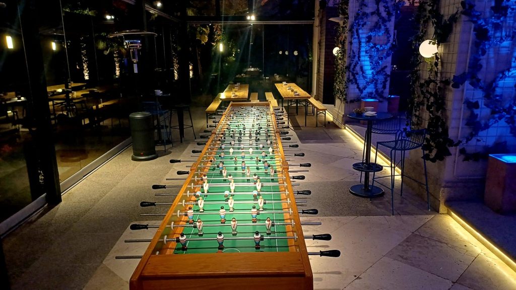 Mesa de futbolín en la zona de ocio de La Quinta de Jarama, con iluminación ambiental y espacio preparado para evento de EF
