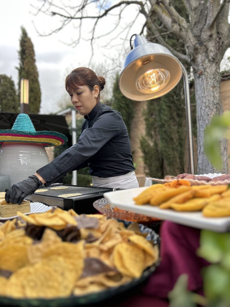 Show cooking en directo de tortillas de maíz en la plancha para el cóctel de una boda con temática mexicana.