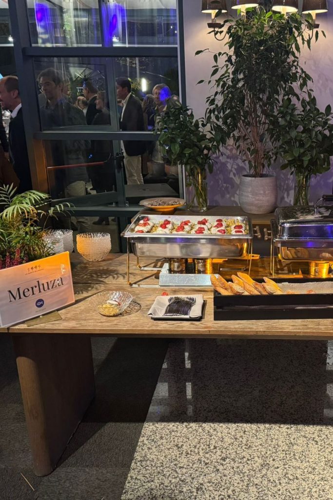 Merluza con guarnición en una estación gastronómica de La Quinta de Jarama