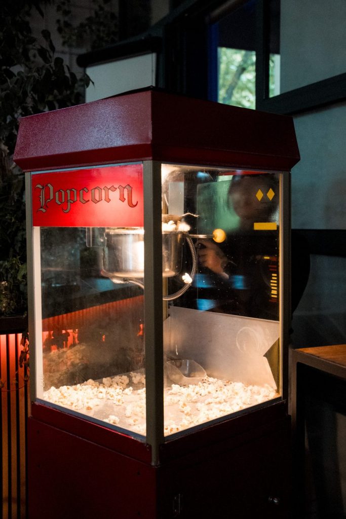 Máquina de palomitas en una estación gastronómica para eventos en La Quinta de Jarama